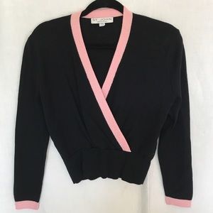 St John cross front v neck, pink trim sweater. P